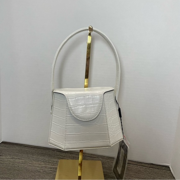 Elegant White Croc-Embossed Handbag NWT. Purse/ Bag. - Picture 1 of 13